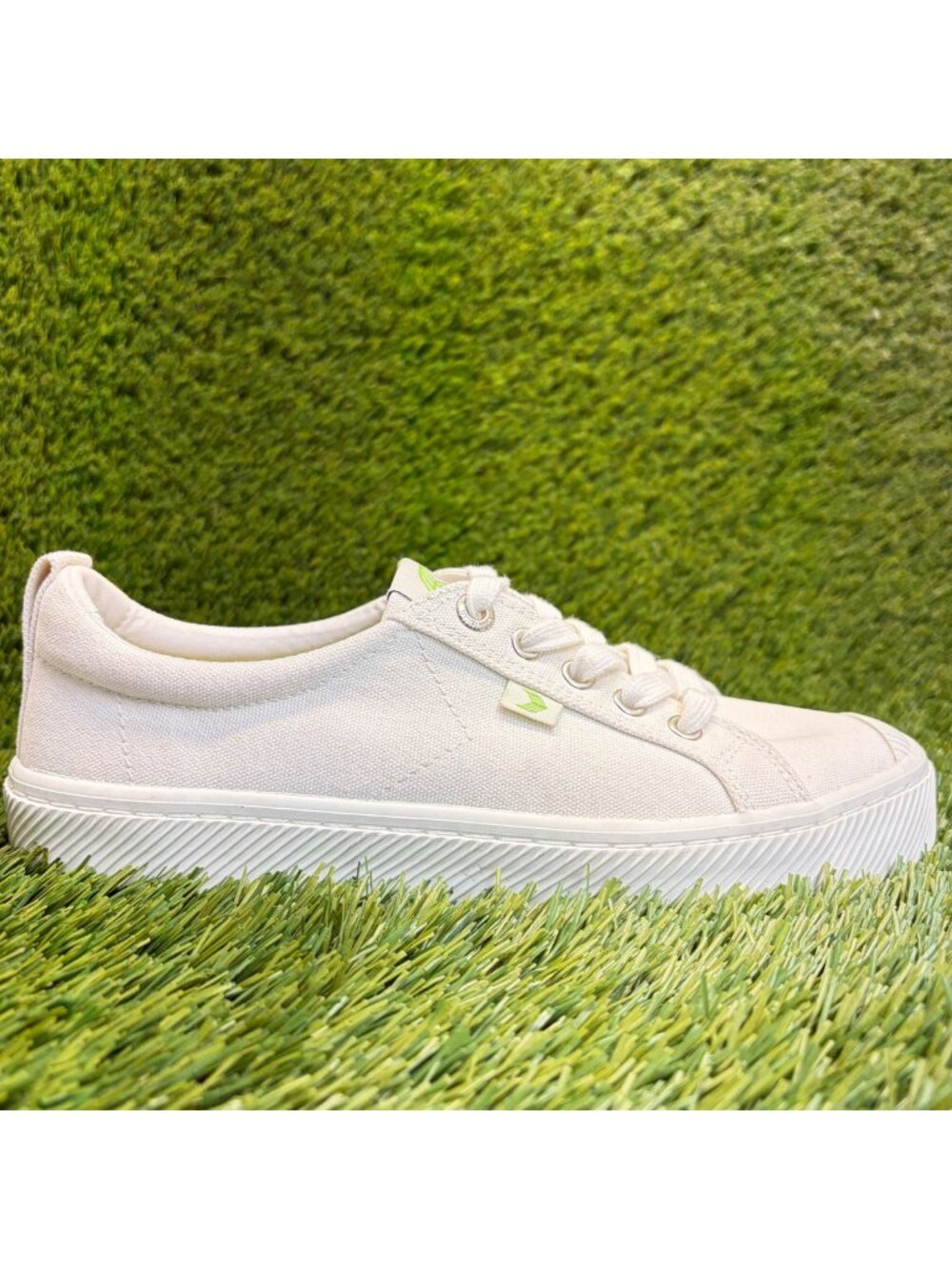 Cariuma OCA Low Womens Size 8 White Green Athletic Skateboard Shoes Sneakers